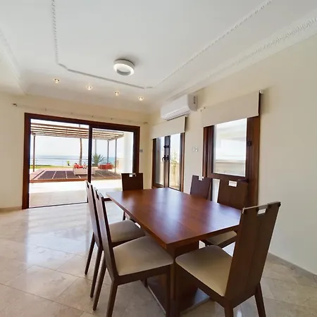 Villa Fabulous Front House With Pool