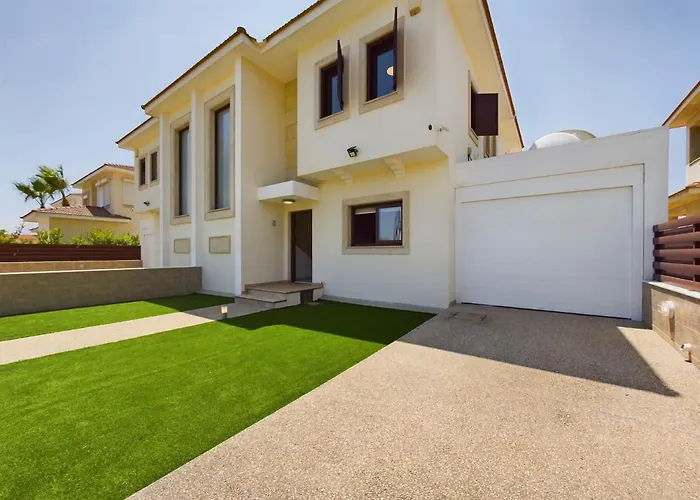 Fabulous Front House With Pool *