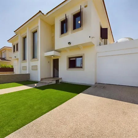 Fabulous Front House With Pool *