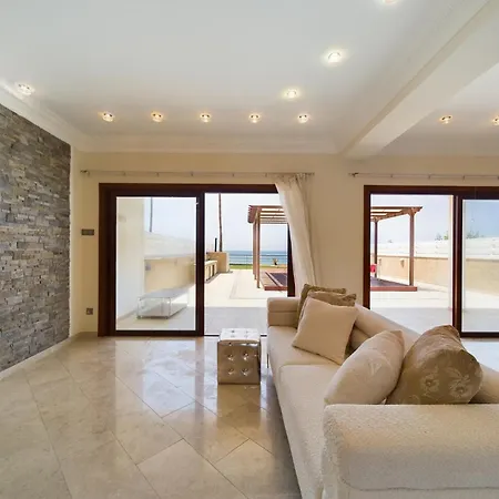 Fabulous Front House With Pool Willa