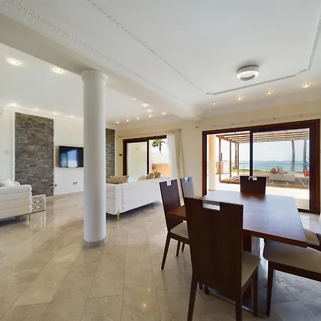 Fabulous Front House With Pool *