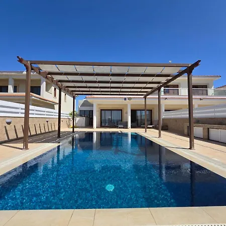 Willa Fabulous Front House With Pool Larnaca