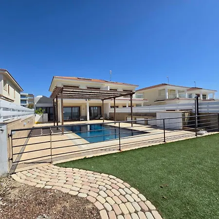 Fabulous Front House With Pool Βίλα