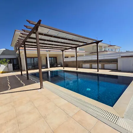 Fabulous Front House With Pool Willa