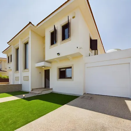 Βίλα Fabulous Front House With Pool