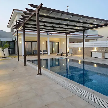 Fabulous Front House With Pool Larnaca