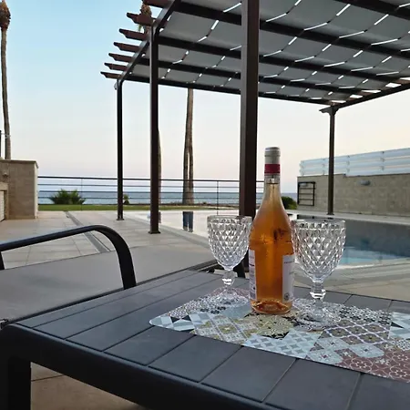 Fabulous Front House With Pool *