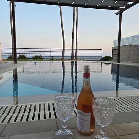 Fabulous Front House With Pool Willa *