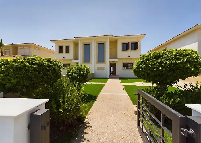 Willa Fabulous Front House With Pool Larnaca