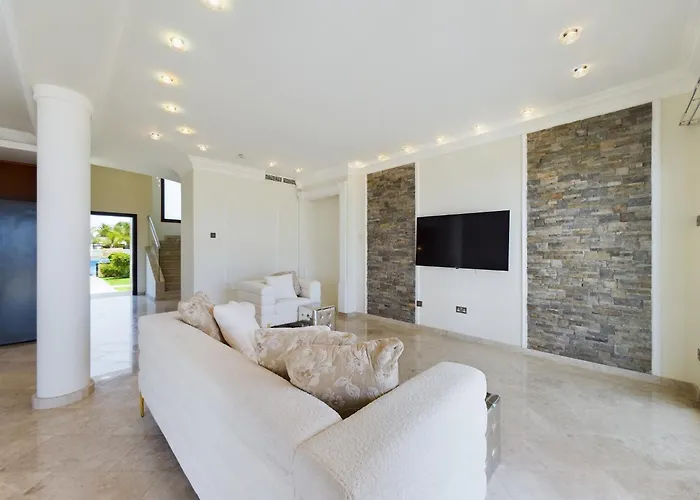 Fabulous Front House With Pool Willa Larnaca