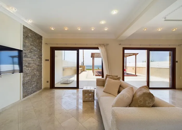 Fabulous Front House With Pool Willa