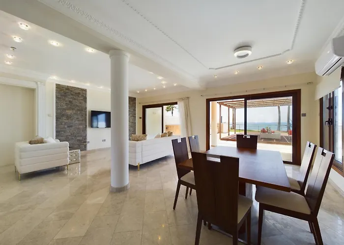 Fabulous Front House With Pool *