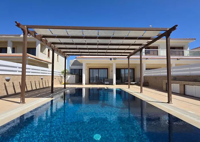 Willa Fabulous Front House With Pool Larnaca