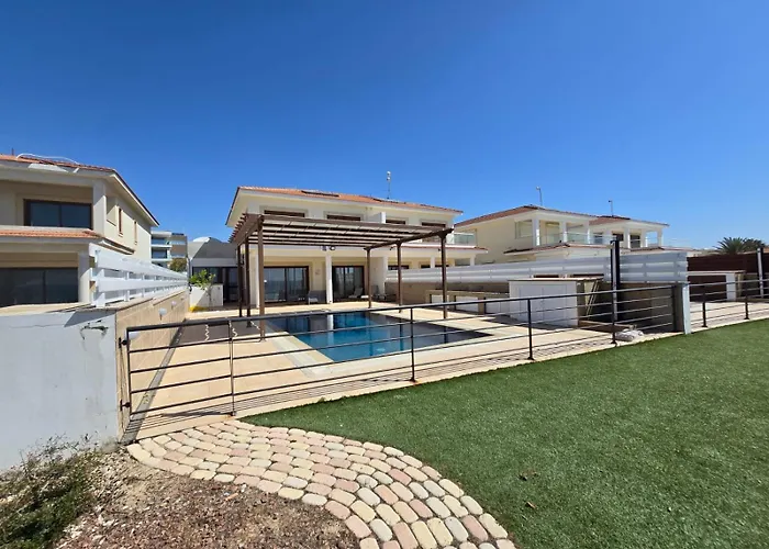 Fabulous Front House With Pool Willa