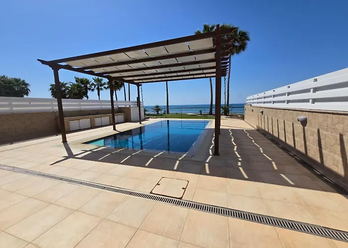 Fabulous Front House With Pool *