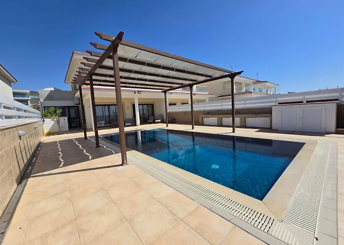 Fabulous Front House With Pool Willa