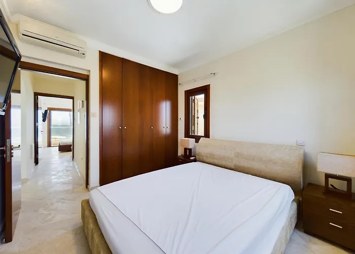 Willa Fabulous Front House With Pool Larnaca