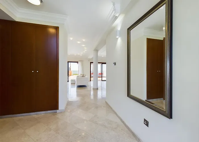 Villa Fabulous Front House With Pool