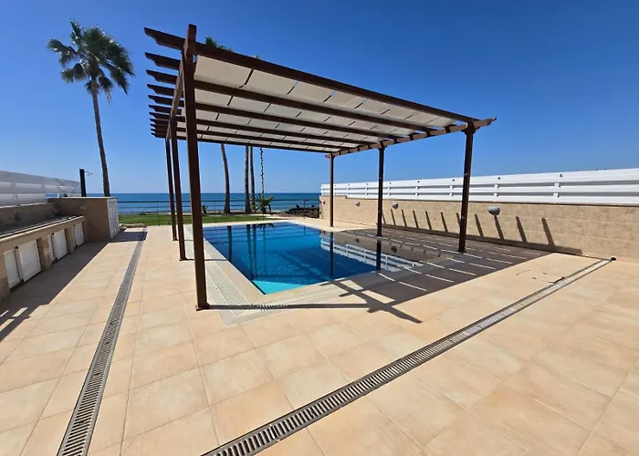 Fabulous Front House With Pool Larnaca