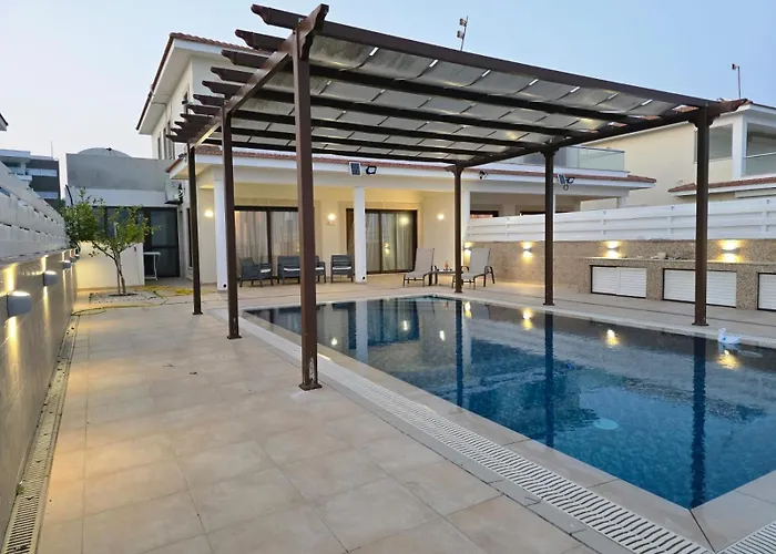 Fabulous Front House With Pool Larnaca